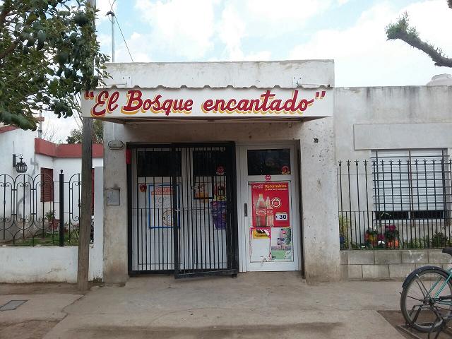 Arrojaron una garrafa de 10 kilos en una puerta para violentarla y acceder a un negocio