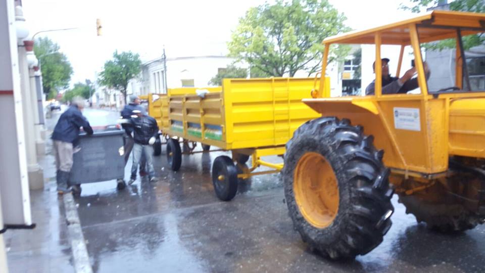 Los encargados de áreas salieron a las calles para realizar la recolección de residuos en la Ciudad