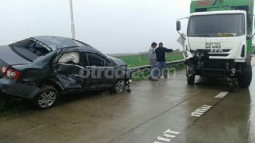 Un automóvil despistó e impactó contra un camión y el guardarrail