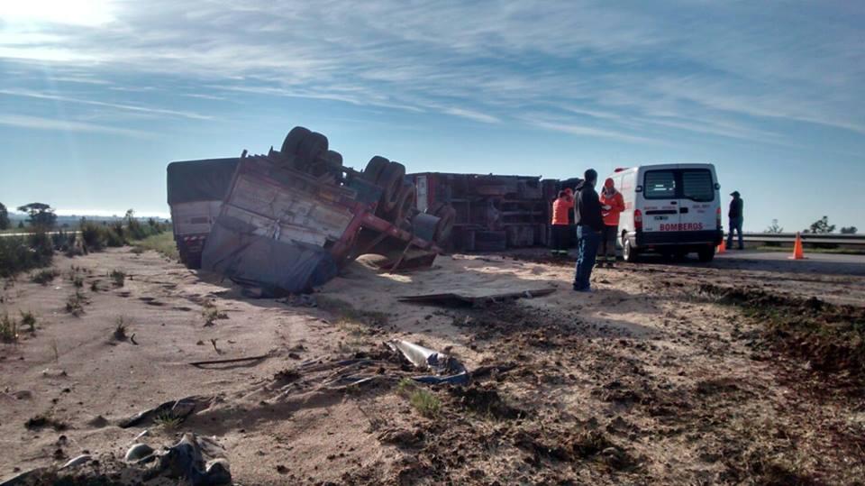 Despiste y vuelco de un camión de Justiniano Posse en la autopista en General Roca