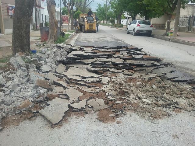 Finalmente llegó el arreglo del bache de calle Jujuy y Lardizábal