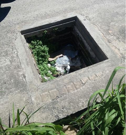 Boca de cloaca descubierta sin tapa en la vereda de calle Chacabuco en pleno centro de la Ciudad