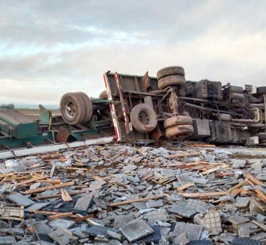 Despiste y vuelco de un camión con losetas en autopista en General Roca
