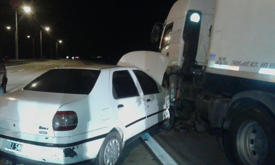Un automóvil impactó en el lateral de un camión que se encontraba estacionado en la banquina
