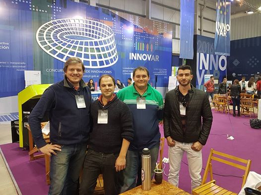 El Profesor Diego Barrera junto a un grupo de alumnos rumbo a México