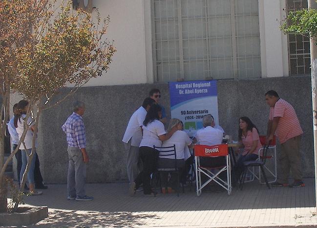 Profesionales del Hospital Abel Ayerza realizan controles de Glucemia frente al Banco Córdoba