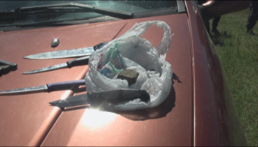 Se controlaron 9 colectivos con el decomiso de bebidas alcohólicas, armas blancas y un trozo de sustancia compatible con marihuana