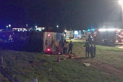 Rio Cuarto.- Dos personas fallecidas luego del vuelco de un colectivo al chocar contra una rotonda en la circunvalación