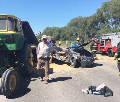 Justiniano Posse:  Un automóvil chocó en la parte trasera de un acoplado con un tractor