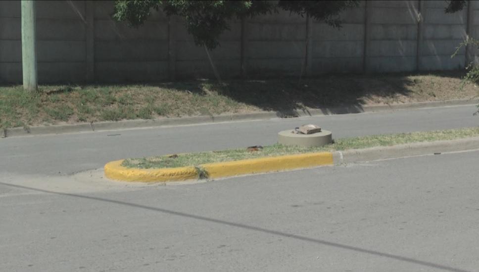 Un automóvil 147 cuyo conductor estaría alcoholizado, se subió al cantero  y arrancó una columna