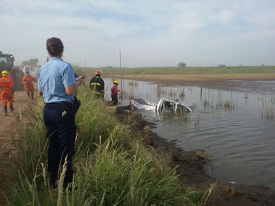 Isla Verde: despistó camioneta en camino rural y cayó a una zanja con agua