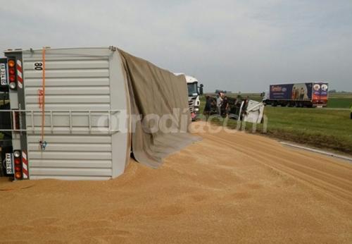 Choque entre un auto y un camión de Marcos Juárez en la autopista en Cañada de Gómez