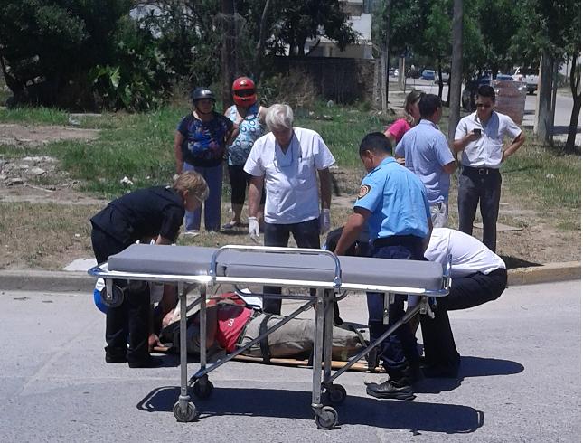Choque entre moto y auto en calle Lardizábal y Champagnat