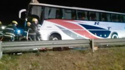 Choque entre un colectivo con deportistas y un camión en autopista en Armstrong
