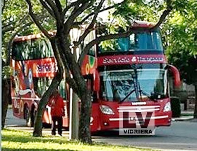 Bomberos Voluntarios de Leones asistieron a los pasajeros de un colectivo varado en la autopista