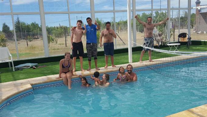 Construyó una casa de verano para sus empleados y los invitó de vacaciones