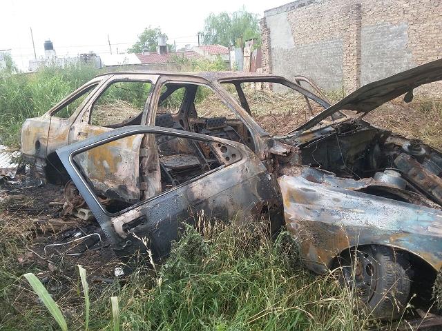 Incendio total de un automóvil en calle Quintana 1450