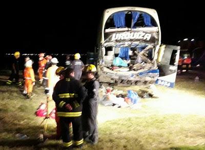 Choque entre un camión y un micro de Urquiza en autopista entre Leones y San Marcos