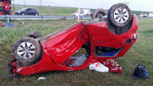 Despiste y vuelco de un automóvil en la autopista en Leones