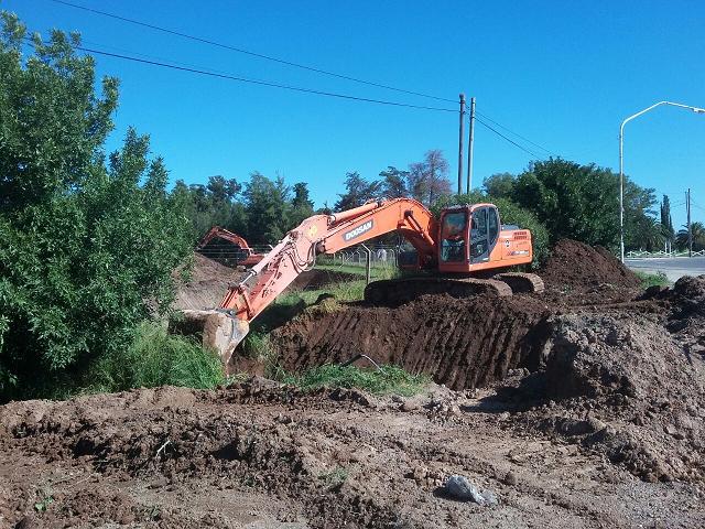 Excavaciones y trabajos en el canal de desagüe de ruta 12 en la rotonda sur
