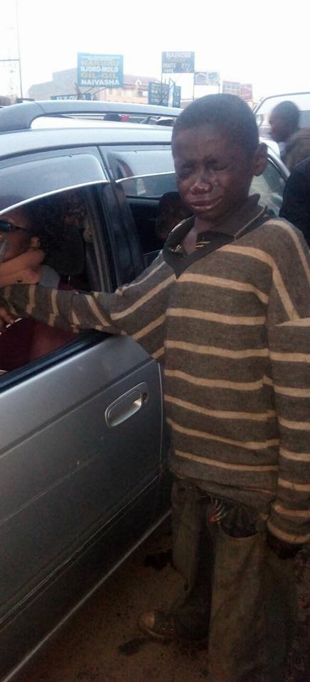 Un niño se acercó a un auto para pedir dinero. Cuando miro en su interior no aguanto las lágrimas.