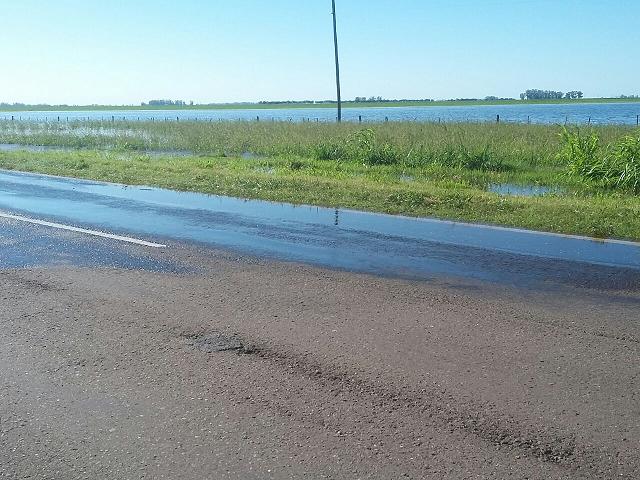 Agua sobre la calzada en ruta 9 pasando el Aeroclub