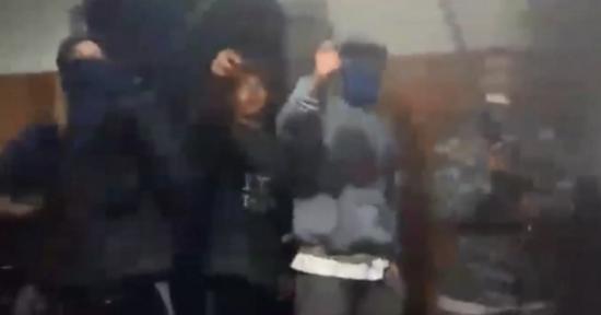 Dentro del grupo que aparece en el video había un mayor detenido, que ayer por disposición de Fiscalía recuperó la libertad”