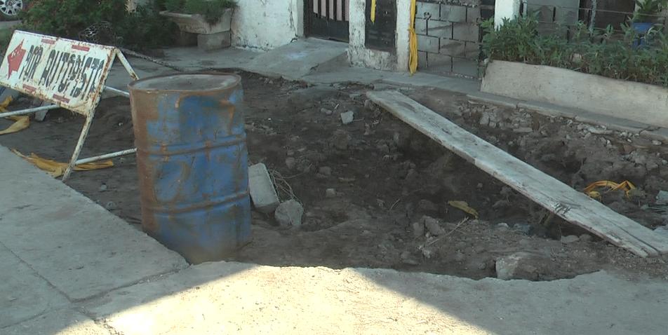 Reclamo: hundimiento y pozo frente a una vivienda luego de inconvenientes con un árbol