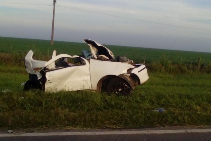 Seis personas fallecidas de Armstrong en un choque frontal entre dos autos