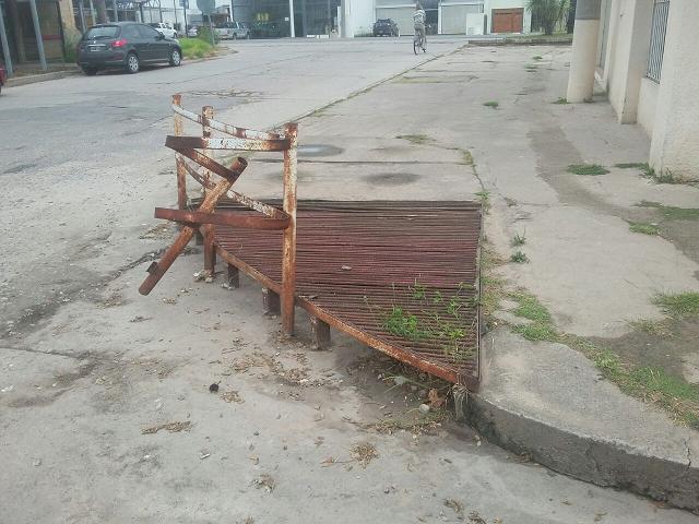 Guardarrail roto y peligroso en Alvear y Santiago del Estero