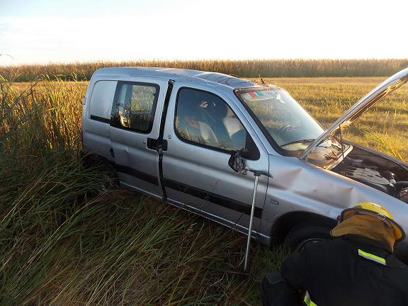 Vuelco en solitario de un utilitario en autopista en Leones
