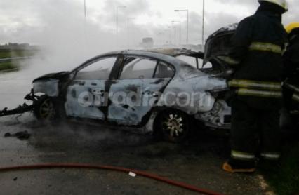 Un automóvil despistó en autopista, chocó contra guardarrail y se incendió