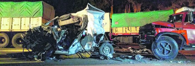 Accidente en ruta 91 en La Ribera: una Traffic quedó aprisionada entre dos camiones, uno de Marcos Juárez