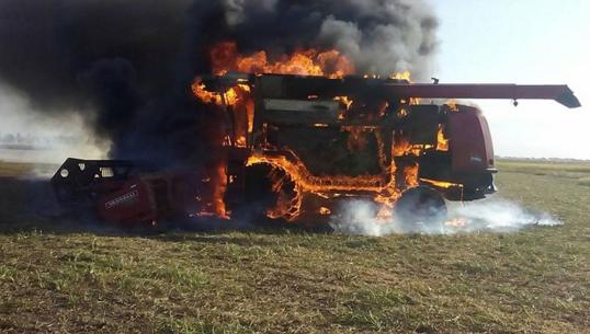 Incendio total de una máquina cosechadora en un campo ubicado entre Marcos Juárez y Leones