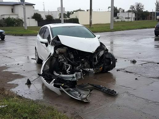 Colisión de dos vehículos en calles Bismark y Rivadavia, uno de ellos con importantes daños en la parte delantera