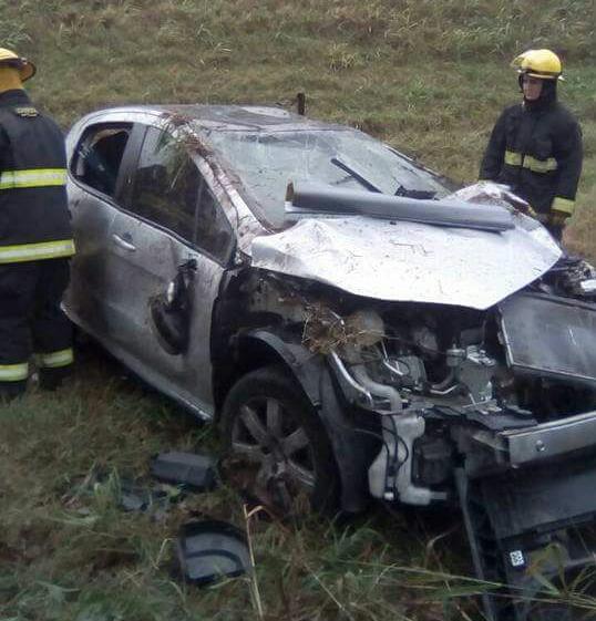 Un auto despistó, realizó varios tumbos, impacto contra guardarrial y terminó en el camino lindante de autopista