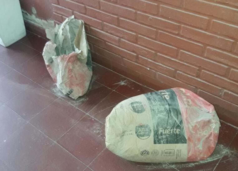 Chicos en moto con bolsas de cemento, persecución, fuga y agresiones al personal policial