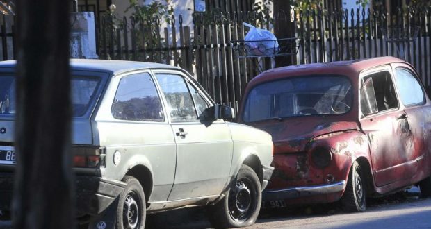 Autos abandonados en la vía pública, quien se ocupa?