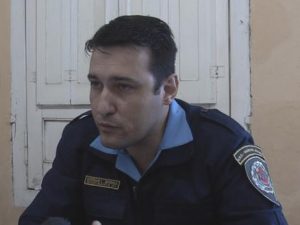 Leones, conductor ebrio esquivó un control policial y terminó chocando contra una columna de alumbrado público
