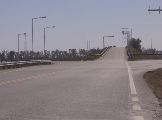 El nudo vial de autopista a oscuras