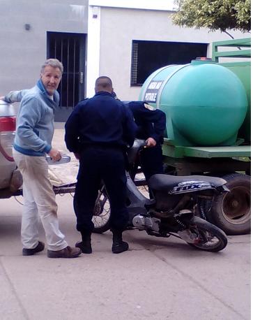 Choque entre una moto y una camioneta que transportaba  un taque en General Roca