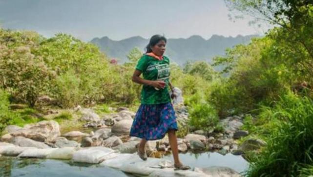 No tenía zapatillas, corrió con sandalias y ganó