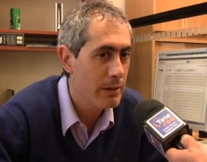 Roce entre una moto y un automóvil que salía del estacionamiento en calle Avellaneda al 500