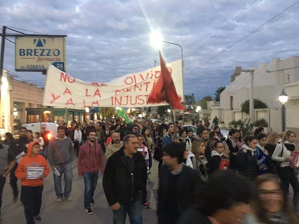 Marcha: El detrás de escena y los trasfondos a partir de la presencia de gran cantidad de estudiantes y el testimonio de una adolescente manifestando que asistió por obligación