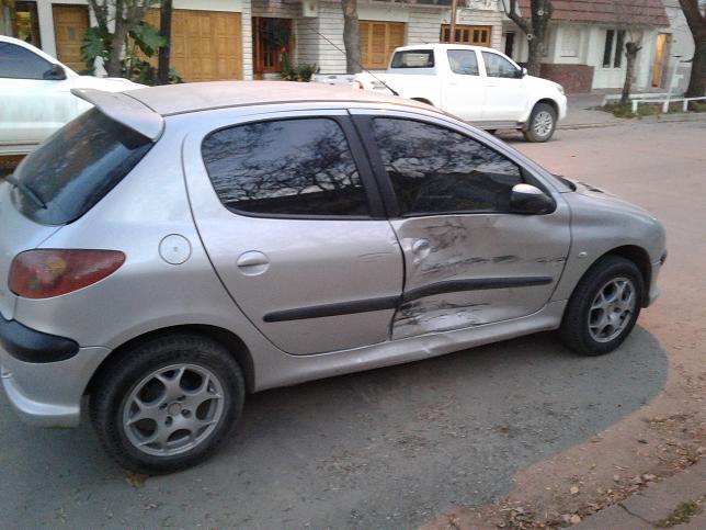 Choque entre una pick up y un automóvil en Sáenz Peña y Champagnat