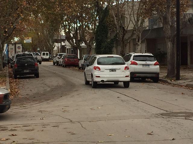 En calle Urquiza desde Sáenz Peña hasta Lardizábal donde la traza es angosta no se permite el estacionamiento en las dos manos”