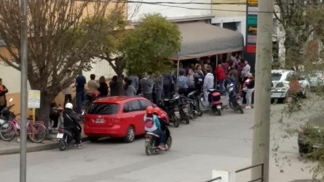 Reabrió la tienda de Raúl Campón y la gente hacia colas afuera para ingresar