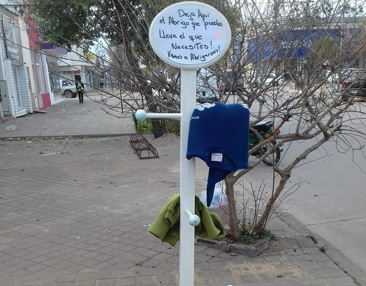 Comerciante de la Ciudad y la propuesta  de un perchero con ropa de abrigo en la vía pública