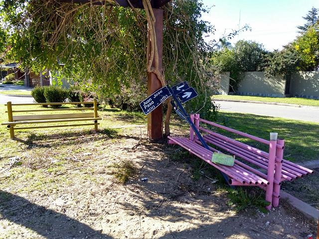 Destrozos en la plazoleta ubicada en calles Juan José Paso y 1° de Mayo
