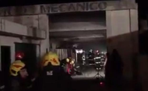 Incendio de un vehículo en un  taller mecánico el día lunes a la tarde